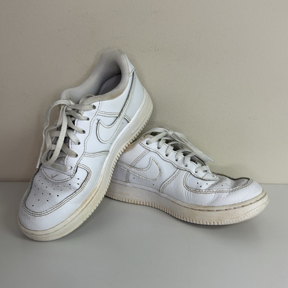 Nike: Kids White Force 1 LE Sneakers, Size 1.5 - Picture 2 of 10